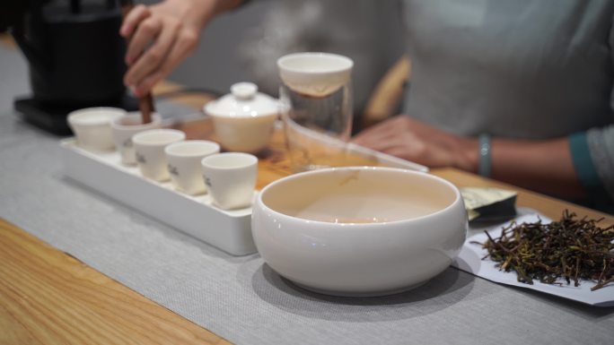 泡茶喝茶倒茶水红茶冲茶