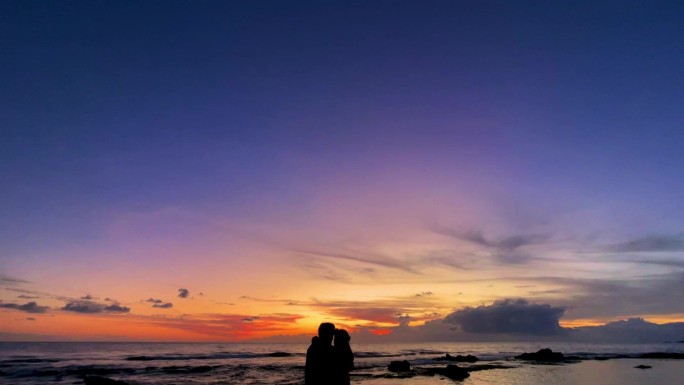 订婚照片伴侣海边接吻情人节