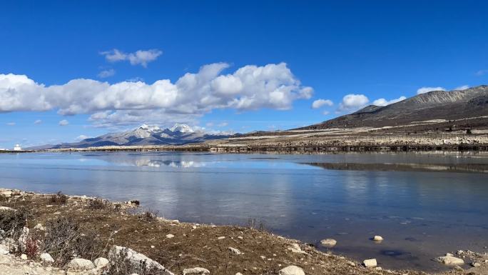 高原枯黄草原湖泊雪山延时