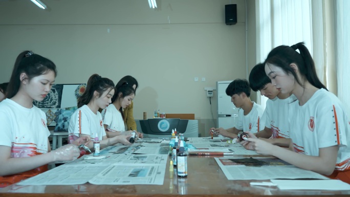 4K大学生上手工课 大学课堂