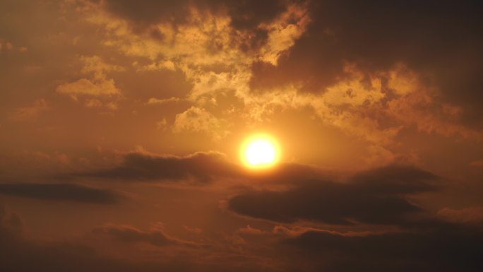 日落实拍夕阳延时天空晚霞太阳穿过云朵阳光