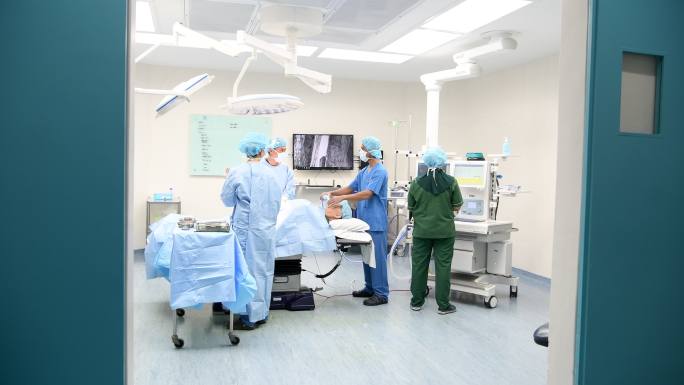 外科医生穿着外科手术服在手术室工作
