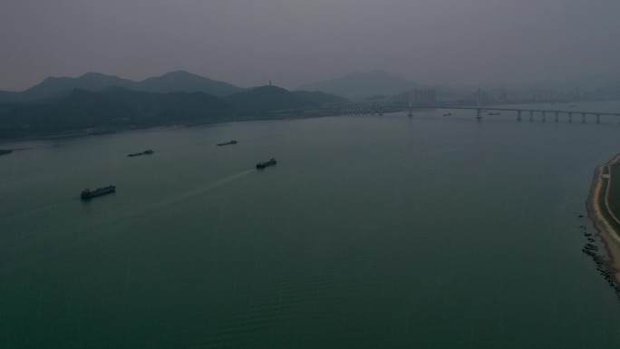 下雨天西江河船运货运延时航拍