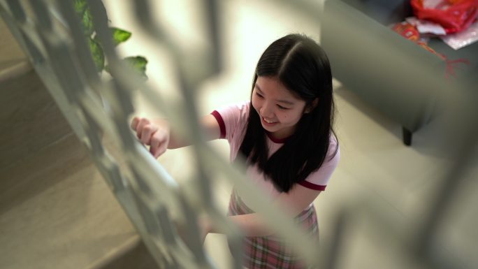 年轻的亚洲女孩用中国对联装饰房子