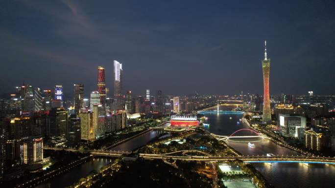 夜晚城市天际线的倾斜视图