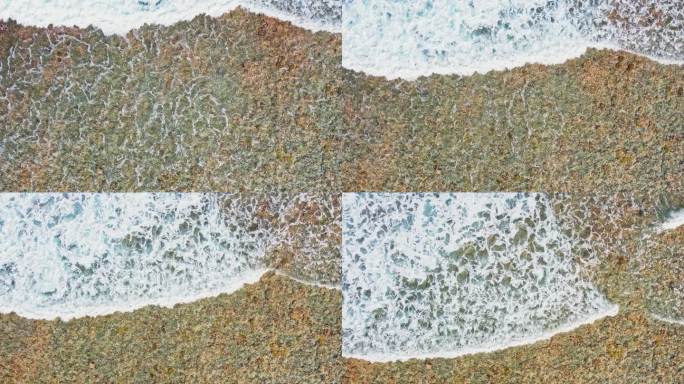 海浪溅过珊瑚的鸟瞰图