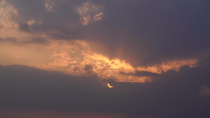 日落实拍夕阳延时天空晚霞太阳穿过云朵阳光