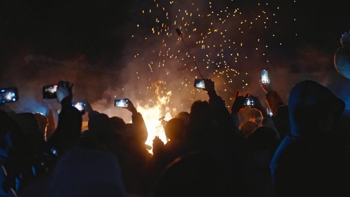 篝火火花火星火堆篝火晚会跨年