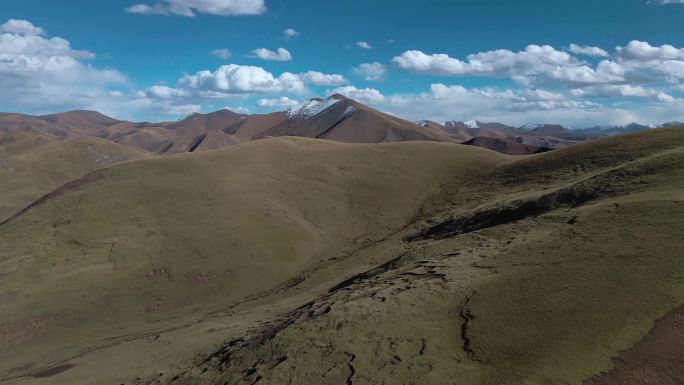 航拍青藏高原高原草场高原地貌巴颜喀拉山