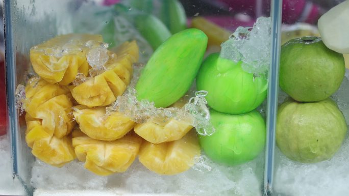 泰国当地街头小吃水果冷藏菠萝