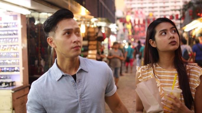参观中国传统市场泰国情侣逛街幸福情侣