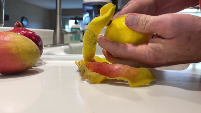 红芒果在家庭厨房准备食物切碎去皮切丁搅拌新鲜有机水果蔬菜和肉类视频系列
