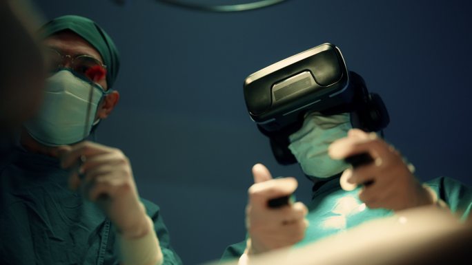 专业外科医生使用VR技术使手术顺利进行。