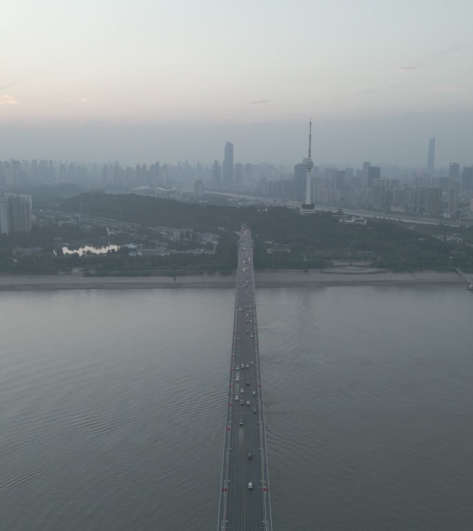 武汉长江大桥车水马龙交通枢纽