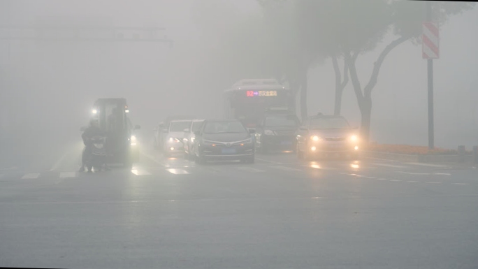 雾霾天十字路口汽车尾气污染