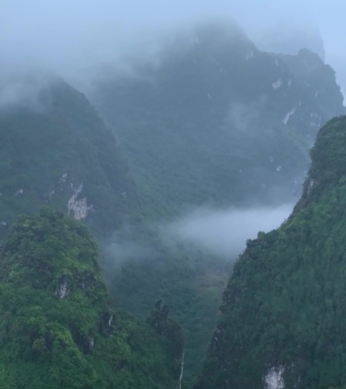 高清竖屏航拍崇左大新县云漫山间