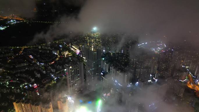 云雾之下的东商区夜景