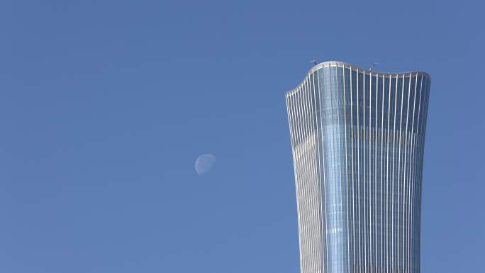 北京城市建筑CBD中国尊白天天空月亮空境