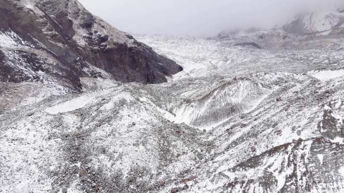 风雪中冰川雪山恶劣天气航拍