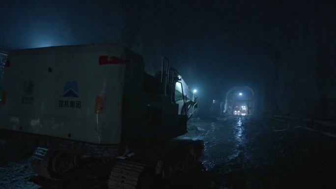 隧道内行进中的电动挖掘机