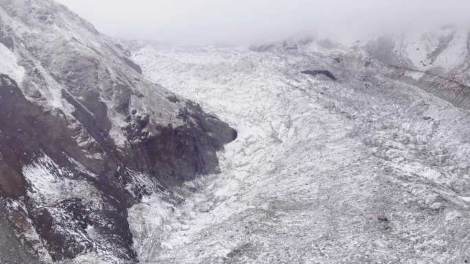 风雪中冰川雪山恶劣天气航拍