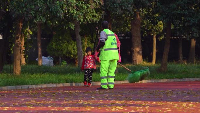 环卫工人打扫街道卫生城市卫生建设绿化