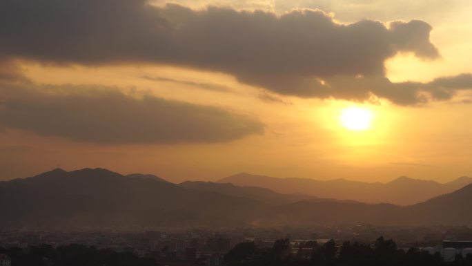 傍晚夕阳农村烟火气息山下乡村烟雾炊烟袅袅