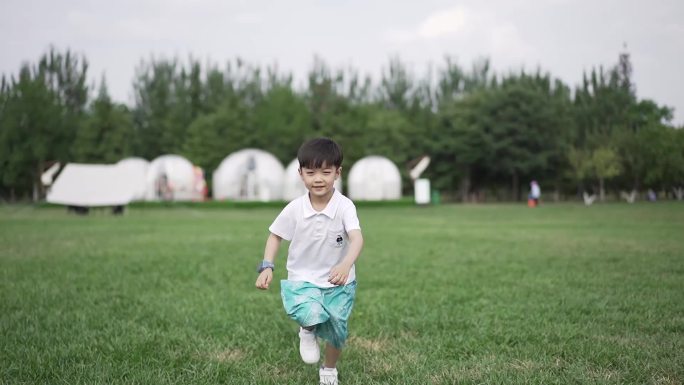 踏青 草地 草坪 阳光 唯美  跑步