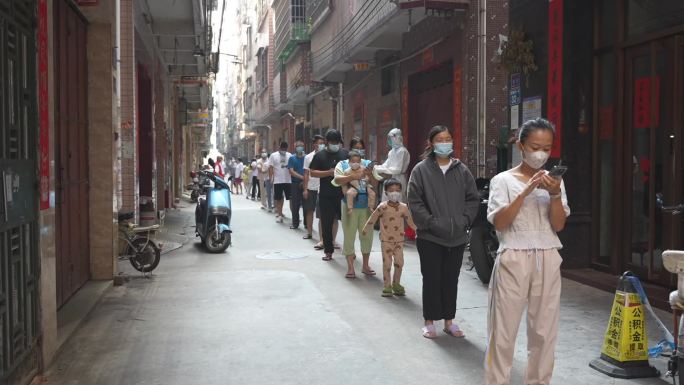 广州疫情居民排队做核酸