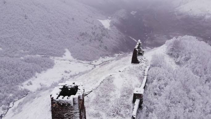 风雪交加下雪雪景城堡遗址雪山冬日冬天