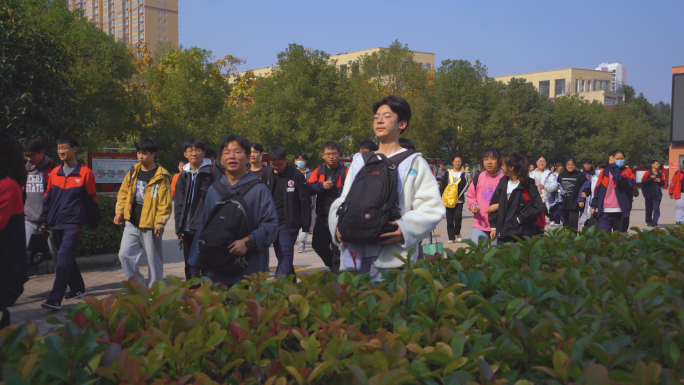 学校放学中学生成群结队意气风发放学回家