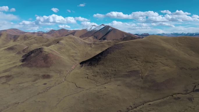 航拍青藏高原高原草场高原地貌巴颜喀拉山