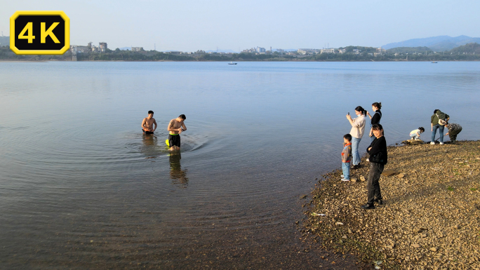 湘江河边玩耍的人冬泳