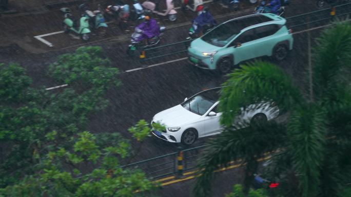 白色奔驰轿车雨中行驶