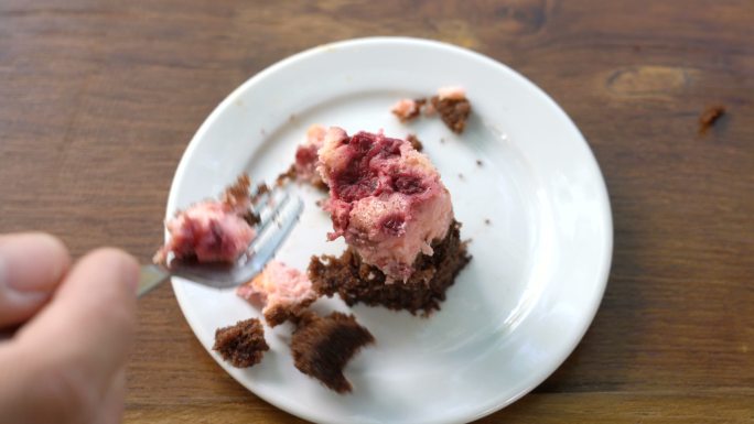 吃布朗尼树莓蛋糕。