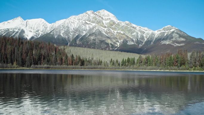 雪山 雪景 湖泊 清澈的湖水