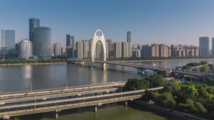 广州马拉松跑手跑过猎德大桥和阅江西路
