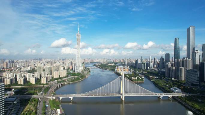 戏剧性天空中城市景观的全景