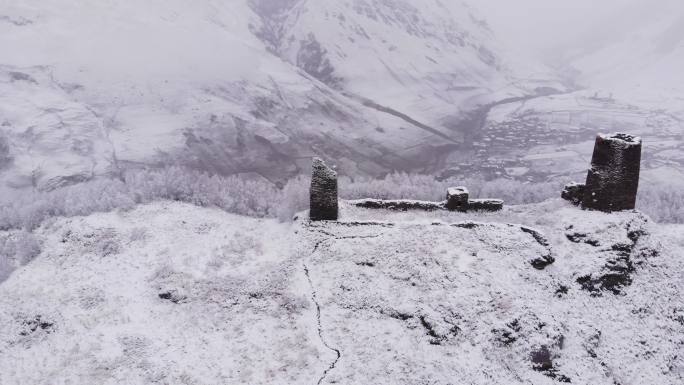 风雪交加下雪雪景城堡遗址雪山冬日冬天