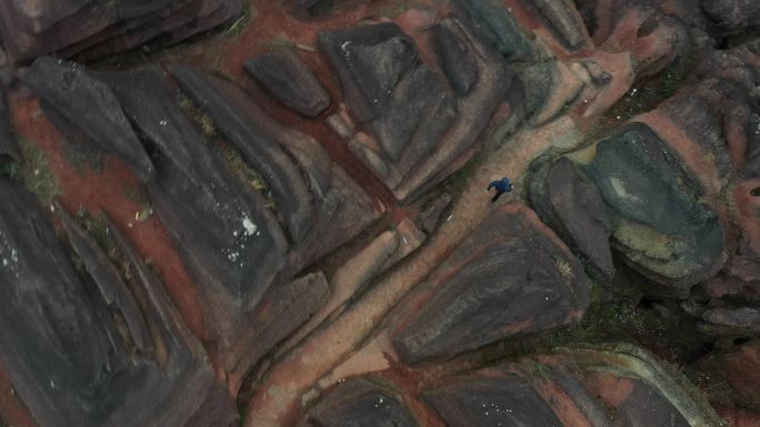 航拍男人穿梭在贵州铜仁腊尔山红石林中