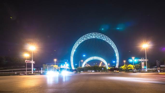 夜晚，苏州抽象建筑附近的道路上交通繁忙。延时4k