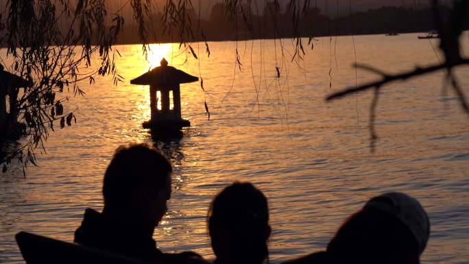 人在湖边看风景 赏夕阳