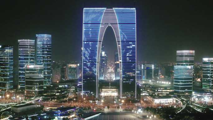 中国苏州市夜晚的无人机视图。