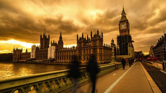 伦敦、议会大厦和大本钟随着时间的推移而消散。