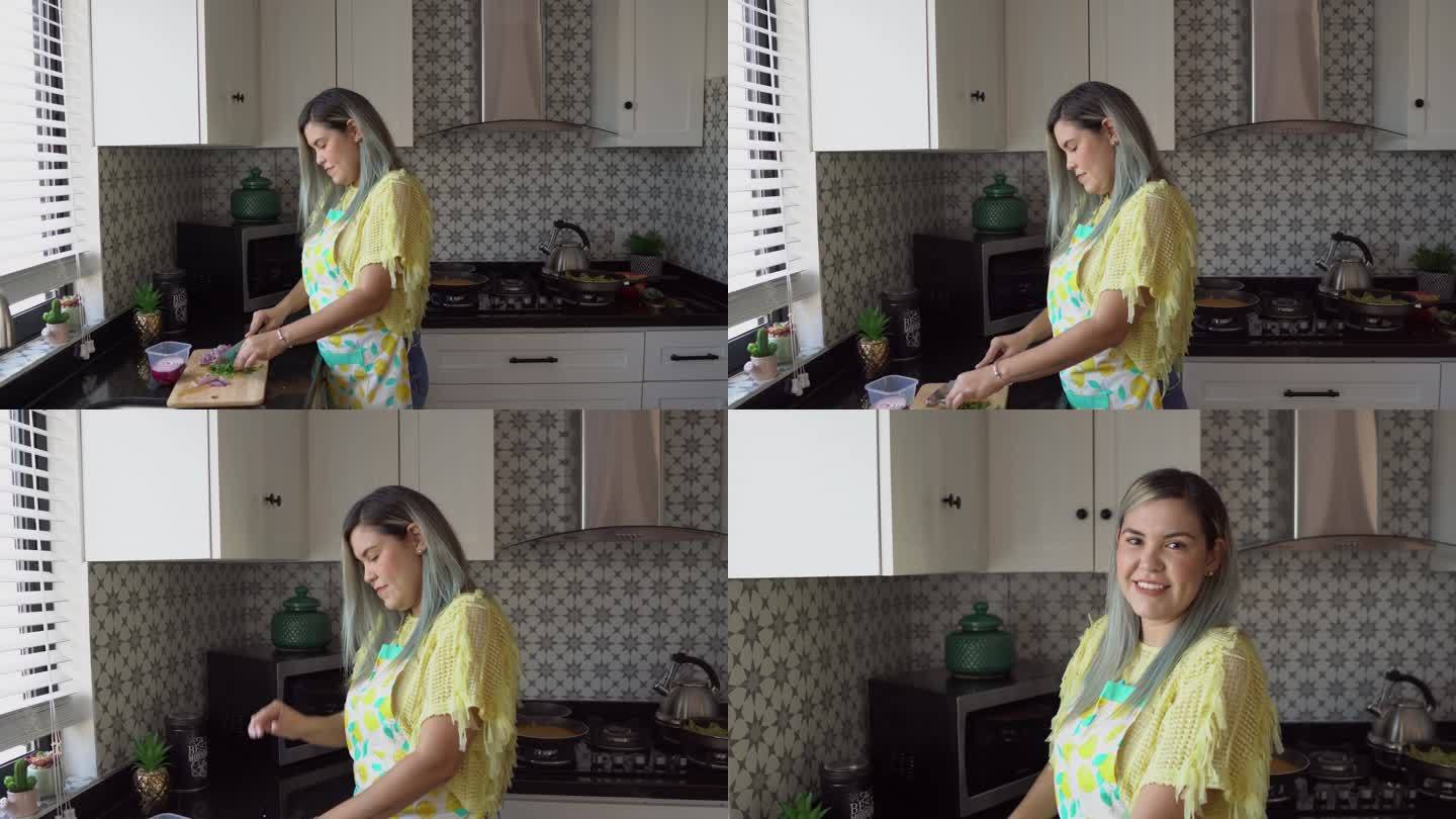 一位中年妇女在家里切食物的照片