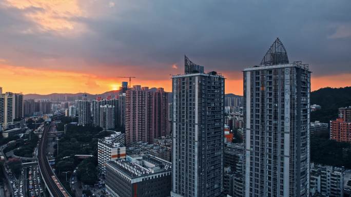 航拍深圳地铁3号线沿线住宅傍晚夕阳