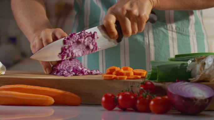 女人切红洋葱切菜做饭厨房