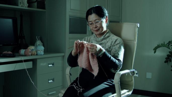 妈妈手工织围巾织毛衣母爱亲情