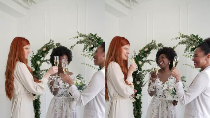 新娘和她的朋友在婚宴上举杯并喝香槟