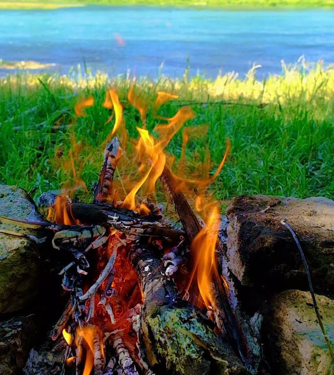 河边的烧烤和篝火。